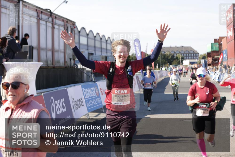 03.10.2025 - Köhlbrandbrückenlauf Jannik Wohlers http://msf.ph/oto/9110742 03.10.2025 13:30:21 Ziel 4823, 4927, 5017, 5038, 5060, 5079, 5151, 5153, 5157, 5161, 5174, 5233, 6078, 6219 meine-sportfotos.de