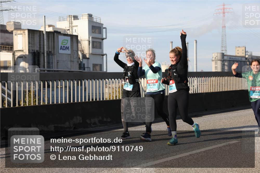 03.10.2025 - Köhlbrandbrückenlauf Lena Gebhardt http://msf.ph/oto/9110749 03.10.2025 10:15:15 Position 2 2927, 226, 2898 meine-sportfotos.de