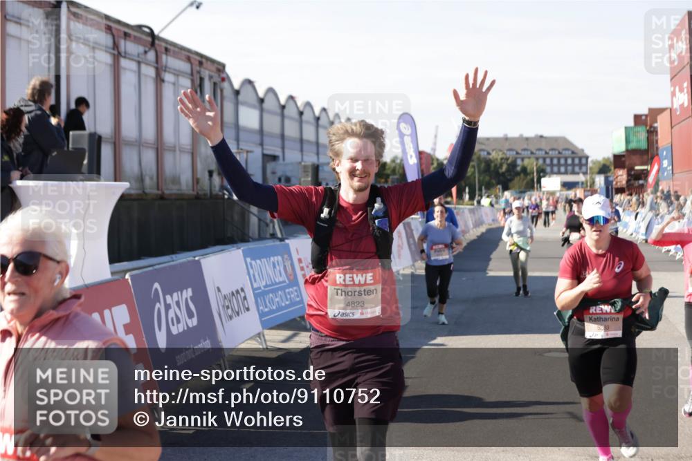 03.10.2025 - Köhlbrandbrückenlauf Jannik Wohlers http://msf.ph/oto/9110752 03.10.2025 13:30:21 Ziel 4823, 4927, 5017, 5038, 5060, 5079, 5151, 5153, 5157, 5161, 5174, 5233, 6078, 6219 meine-sportfotos.de