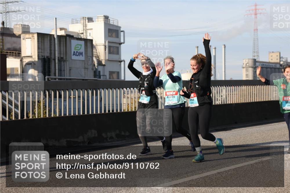 03.10.2025 - Köhlbrandbrückenlauf Lena Gebhardt http://msf.ph/oto/9110762 03.10.2025 10:15:15 Position 2 2928, 2927, 2926, 289 meine-sportfotos.de
