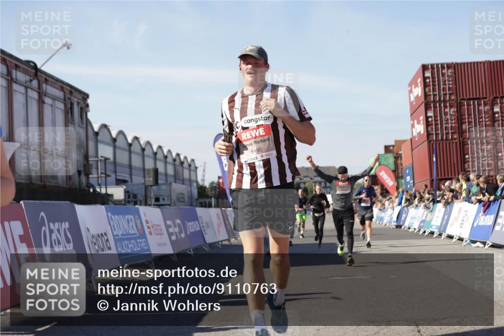 03.10.2025 - Köhlbrandbrückenlauf Jannik Wohlers http://msf.ph/oto/9110763 03.10.2025 13:00:29 Ziel 4163, 4172, 4275, 4299, 4622, 4850, 5664, 6236, 6373, 6490, 6707, 6714 meine-sportfotos.de