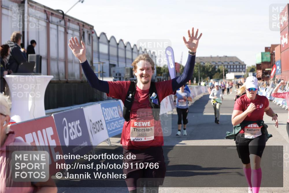 03.10.2025 - Köhlbrandbrückenlauf Jannik Wohlers http://msf.ph/oto/9110766 03.10.2025 13:30:22 Ziel 4823, 4927, 5017, 5060, 5079, 5157, 5174, 5233, 6078, 6219 meine-sportfotos.de