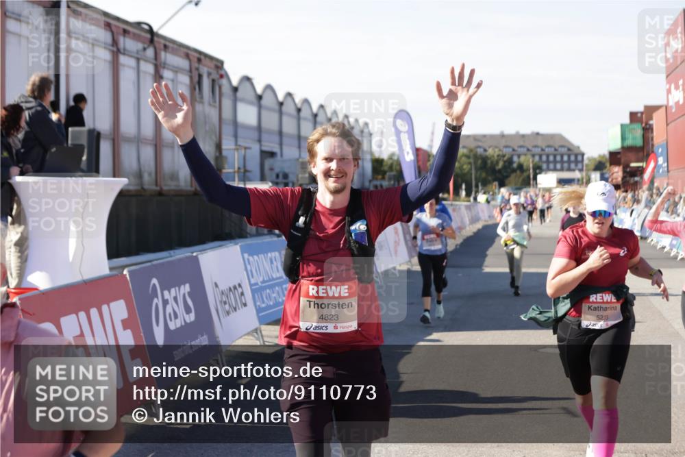 03.10.2025 - Köhlbrandbrückenlauf Jannik Wohlers http://msf.ph/oto/9110773 03.10.2025 13:30:22 Ziel 4823, 4927, 5017, 5060, 5079, 5157, 5174, 5233, 6078, 6219 meine-sportfotos.de