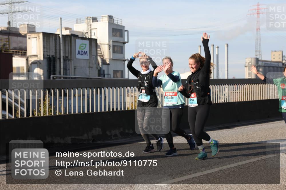 03.10.2025 - Köhlbrandbrückenlauf Lena Gebhardt http://msf.ph/oto/9110775 03.10.2025 10:15:15 Position 2 2927, 2826 meine-sportfotos.de