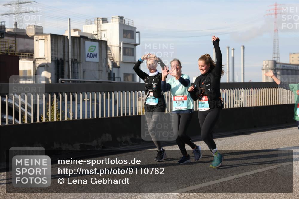 03.10.2025 - Köhlbrandbrückenlauf Lena Gebhardt http://msf.ph/oto/9110782 03.10.2025 10:15:15 Position 2 2928, 2927, 2926 meine-sportfotos.de
