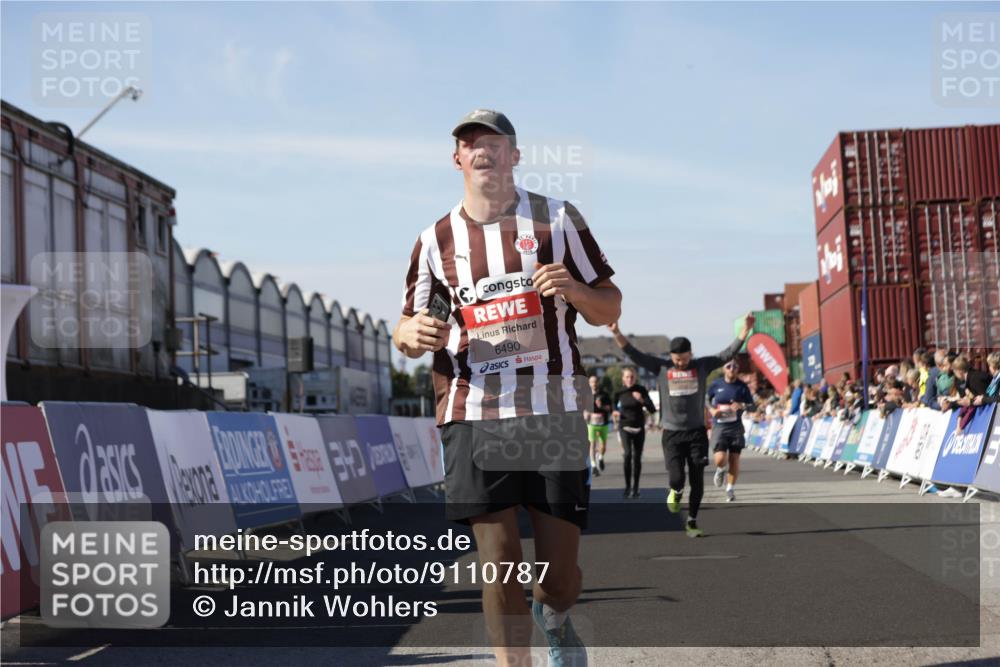03.10.2025 - Köhlbrandbrückenlauf Jannik Wohlers http://msf.ph/oto/9110787 03.10.2025 13:00:29 Ziel 4163, 4172, 4275, 4299, 4622, 4850, 5664, 6236, 6373, 6490, 6707, 6714 meine-sportfotos.de