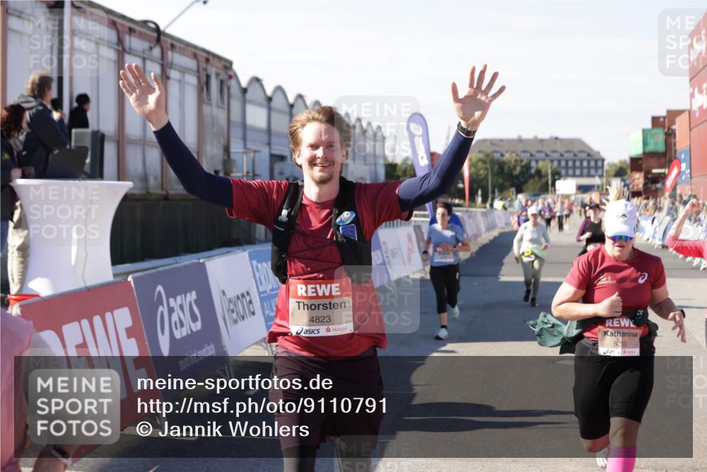 03.10.2025 - Köhlbrandbrückenlauf Jannik Wohlers http://msf.ph/oto/9110791 03.10.2025 13:30:22 Ziel 4823, 4927, 5017, 5060, 5079, 5157, 5174, 5233, 6078, 6219 meine-sportfotos.de