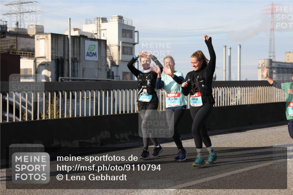 03.10.2025 - Köhlbrandbrückenlauf Lena Gebhardt http://msf.ph/oto/9110794 03.10.2025 10:15:16 Position 2 2928, 2927, 2926 meine-sportfotos.de