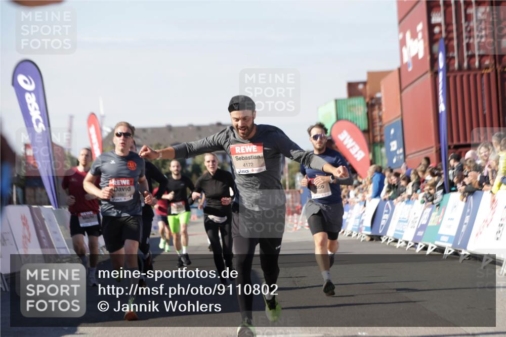 03.10.2025 - Köhlbrandbrückenlauf Jannik Wohlers http://msf.ph/oto/9110802 03.10.2025 13:00:30 Ziel 4016, 4163, 4172, 4275, 4299, 4622, 4850, 5664, 6373, 6490, 6707, 6714 meine-sportfotos.de
