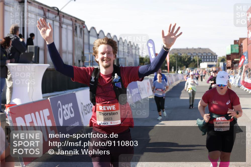 03.10.2025 - Köhlbrandbrückenlauf Jannik Wohlers http://msf.ph/oto/9110803 03.10.2025 13:30:22 Ziel 4823, 4927, 5017, 5060, 5079, 5157, 5174, 5233, 6078, 6219 meine-sportfotos.de
