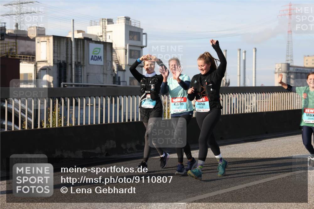 03.10.2025 - Köhlbrandbrückenlauf Lena Gebhardt http://msf.ph/oto/9110807 03.10.2025 10:15:16 Position 2 2928, 2927, 2926, 2898 meine-sportfotos.de