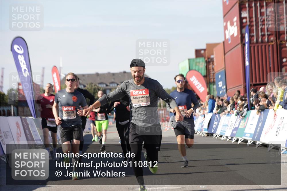 03.10.2025 - Köhlbrandbrückenlauf Jannik Wohlers http://msf.ph/oto/9110812 03.10.2025 13:00:30 Ziel 4016, 4163, 4172, 4275, 4299, 4622, 4850, 5664, 6373, 6490, 6707, 6714 meine-sportfotos.de