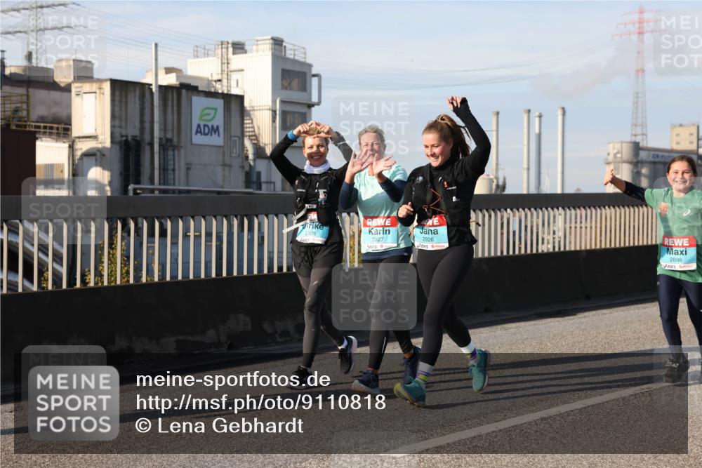 03.10.2025 - Köhlbrandbrückenlauf Lena Gebhardt http://msf.ph/oto/9110818 03.10.2025 10:15:16 Position 2 2928, 2927, 2926, 2898 meine-sportfotos.de