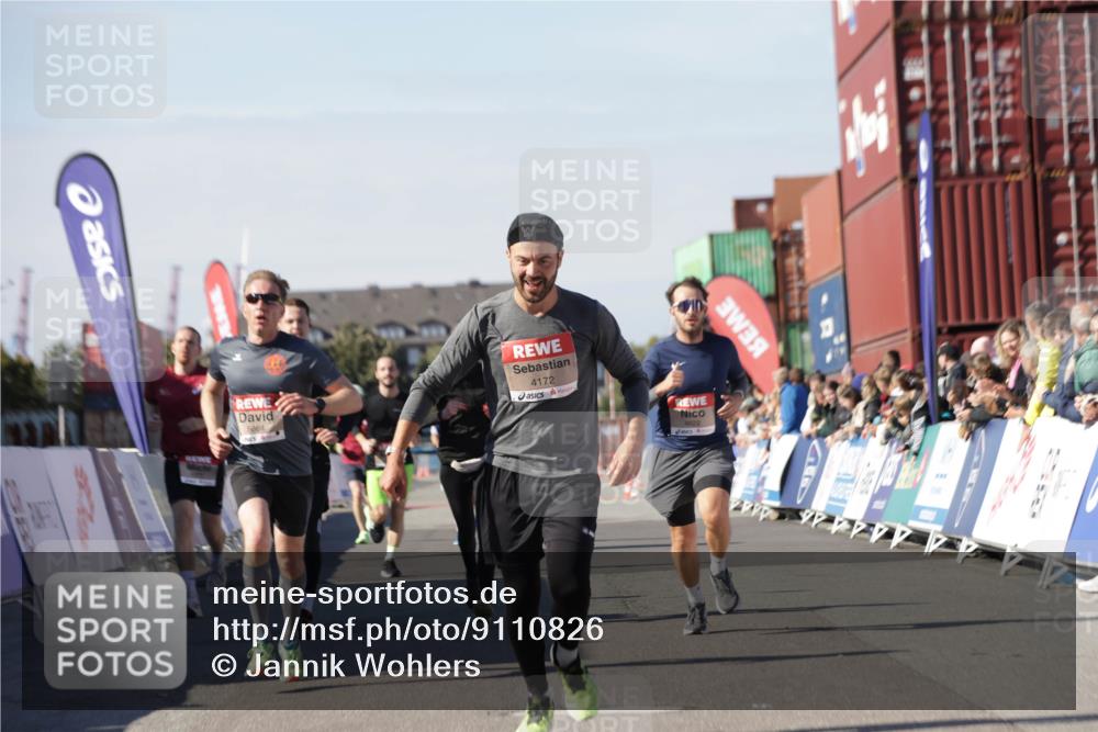 03.10.2025 - Köhlbrandbrückenlauf Jannik Wohlers http://msf.ph/oto/9110826 03.10.2025 13:00:30 Ziel 4016, 4163, 4172, 4275, 4299, 4622, 4850, 5664, 6373, 6490, 6707, 6714 meine-sportfotos.de