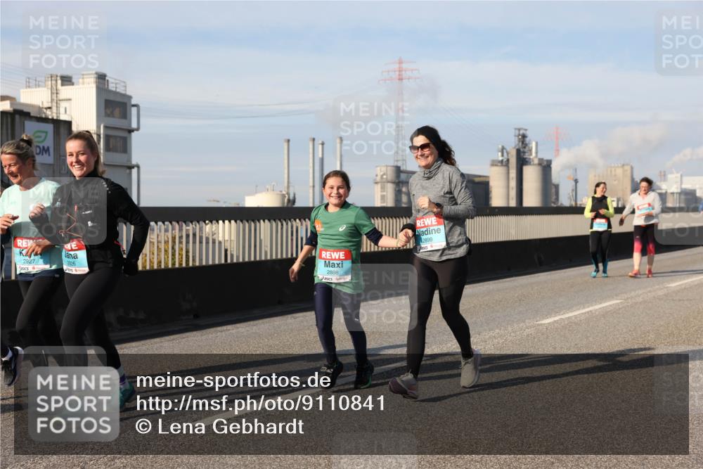 03.10.2025 - Köhlbrandbrückenlauf Lena Gebhardt http://msf.ph/oto/9110841 03.10.2025 10:15:16 Position 2 2927, 2826, 2898, 2899 meine-sportfotos.de