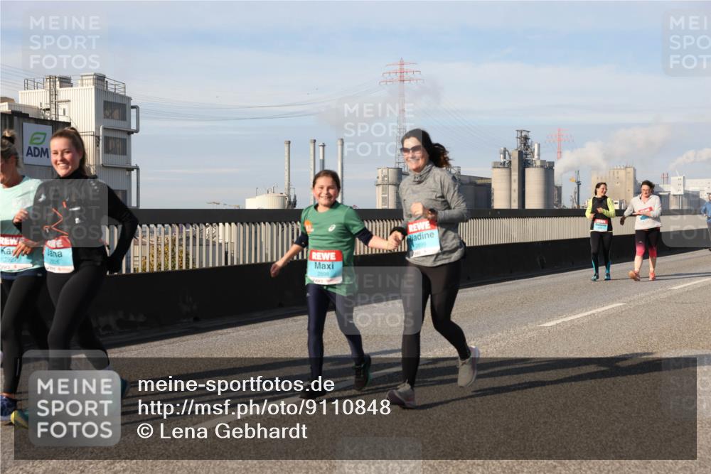 03.10.2025 - Köhlbrandbrückenlauf Lena Gebhardt http://msf.ph/oto/9110848 03.10.2025 10:15:16 Position 2 2826, 2898 meine-sportfotos.de