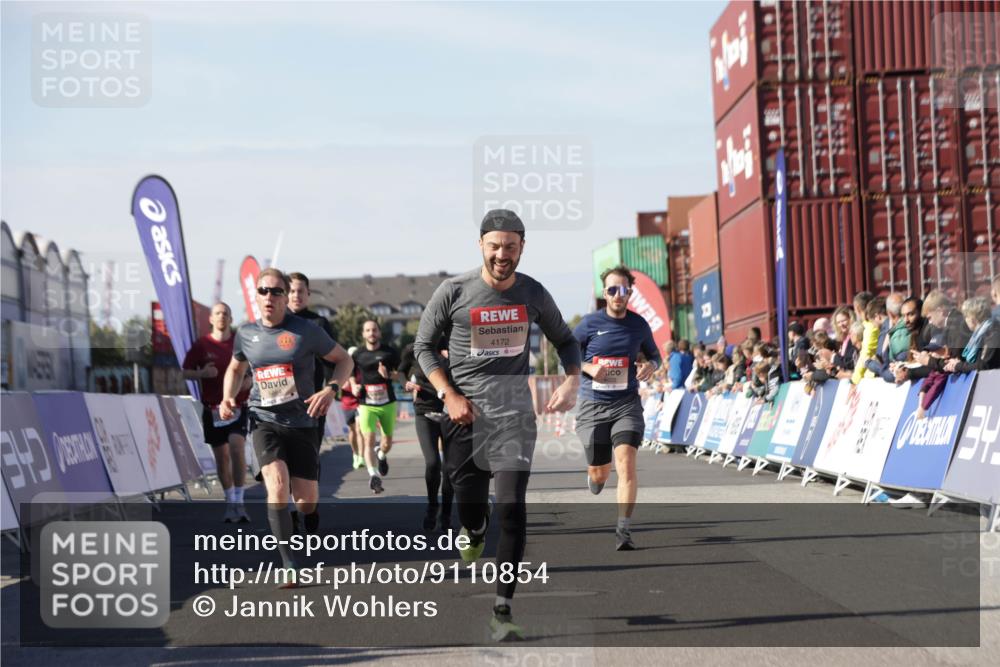 03.10.2025 - Köhlbrandbrückenlauf Jannik Wohlers http://msf.ph/oto/9110854 03.10.2025 13:00:30 Ziel 4016, 4163, 4172, 4275, 4299, 4622, 4850, 5664, 6373, 6490, 6707, 6714 meine-sportfotos.de