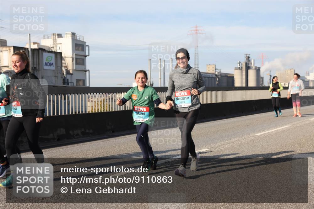 03.10.2025 - Köhlbrandbrückenlauf Lena Gebhardt http://msf.ph/oto/9110863 03.10.2025 10:15:17 Position 2 26, 2898, 2899 meine-sportfotos.de