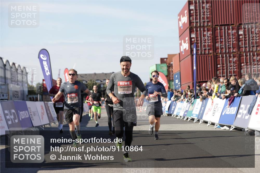 03.10.2025 - Köhlbrandbrückenlauf Jannik Wohlers http://msf.ph/oto/9110864 03.10.2025 13:00:30 Ziel 4016, 4163, 4172, 4275, 4299, 4622, 4850, 5664, 6373, 6490, 6707, 6714 meine-sportfotos.de