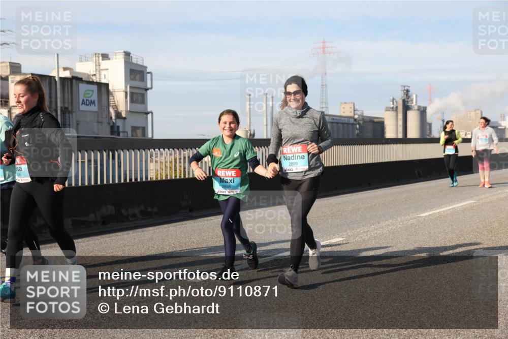 03.10.2025 - Köhlbrandbrückenlauf Lena Gebhardt http://msf.ph/oto/9110871 03.10.2025 10:15:17 Position 2 2898, 2899 meine-sportfotos.de