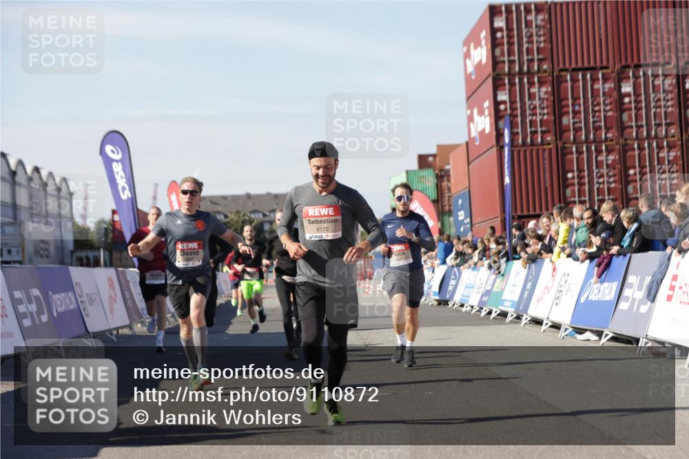 03.10.2025 - Köhlbrandbrückenlauf Jannik Wohlers http://msf.ph/oto/9110872 03.10.2025 13:00:31 Ziel 4016, 4163, 4172, 4275, 4299, 4622, 4850, 5664, 6373, 6490, 6707, 6714 meine-sportfotos.de