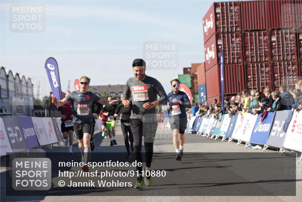 03.10.2025 - Köhlbrandbrückenlauf Jannik Wohlers http://msf.ph/oto/9110880 03.10.2025 13:00:31 Ziel 4016, 4163, 4172, 4275, 4299, 4622, 4850, 5664, 6373, 6490, 6707, 6714 meine-sportfotos.de