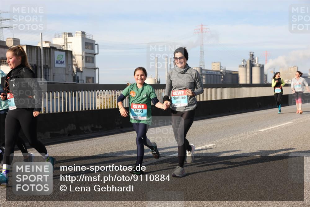 03.10.2025 - Köhlbrandbrückenlauf Lena Gebhardt http://msf.ph/oto/9110884 03.10.2025 10:15:17 Position 2 2898, 2899 meine-sportfotos.de