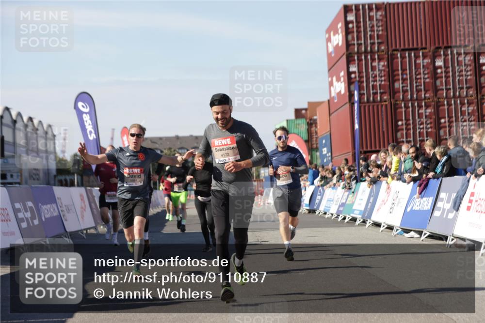 03.10.2025 - Köhlbrandbrückenlauf Jannik Wohlers http://msf.ph/oto/9110887 03.10.2025 13:00:31 Ziel 4016, 4163, 4172, 4275, 4299, 4622, 4850, 5664, 6373, 6490, 6707, 6714 meine-sportfotos.de