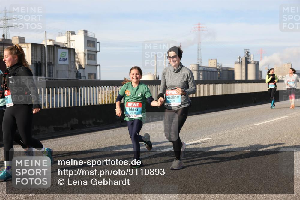 03.10.2025 - Köhlbrandbrückenlauf Lena Gebhardt http://msf.ph/oto/9110893 03.10.2025 10:15:17 Position 2 2898, 2899 meine-sportfotos.de