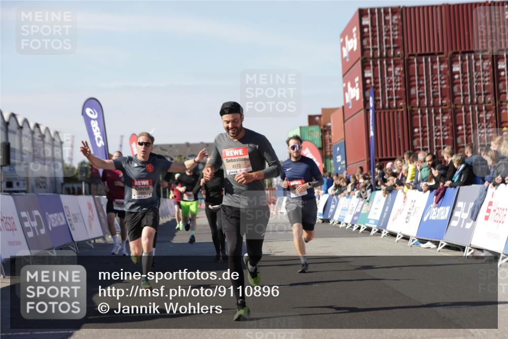 03.10.2025 - Köhlbrandbrückenlauf Jannik Wohlers http://msf.ph/oto/9110896 03.10.2025 13:00:31 Ziel 4016, 4163, 4172, 4275, 4299, 4622, 4850, 5664, 6373, 6490, 6707, 6714 meine-sportfotos.de