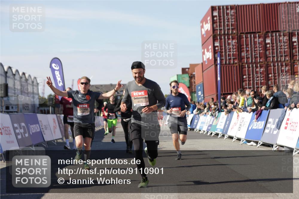 03.10.2025 - Köhlbrandbrückenlauf Jannik Wohlers http://msf.ph/oto/9110901 03.10.2025 13:00:31 Ziel 4016, 4163, 4172, 4275, 4299, 4622, 4850, 5664, 6373, 6490, 6707, 6714 meine-sportfotos.de