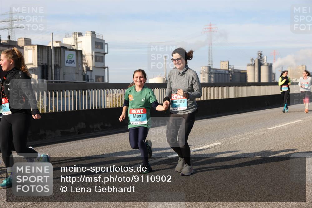 03.10.2025 - Köhlbrandbrückenlauf Lena Gebhardt http://msf.ph/oto/9110902 03.10.2025 10:15:17 Position 2 2898, 2899 meine-sportfotos.de