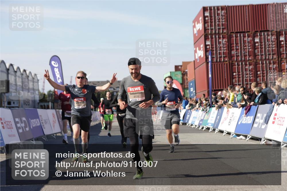 03.10.2025 - Köhlbrandbrückenlauf Jannik Wohlers http://msf.ph/oto/9110907 03.10.2025 13:00:31 Ziel 4016, 4163, 4172, 4275, 4299, 4622, 4850, 5664, 6373, 6490, 6707, 6714 meine-sportfotos.de