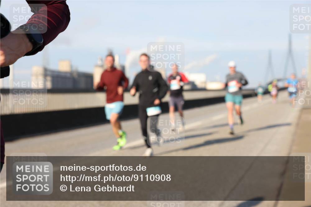 03.10.2025 - Köhlbrandbrückenlauf Lena Gebhardt http://msf.ph/oto/9110908 03.10.2025 09:41:43 Position 2  meine-sportfotos.de
