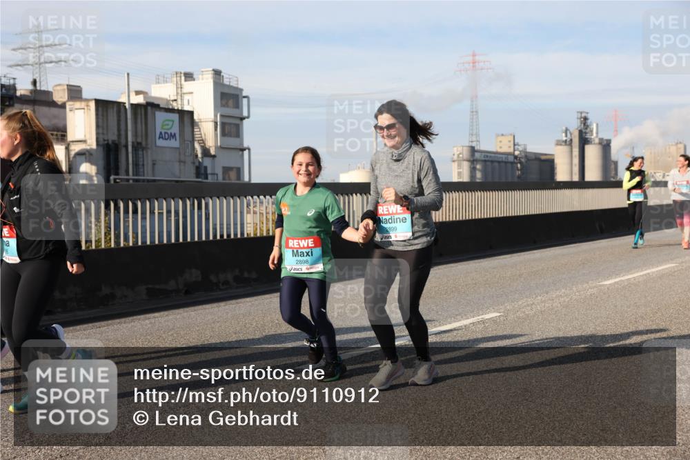 03.10.2025 - Köhlbrandbrückenlauf Lena Gebhardt http://msf.ph/oto/9110912 03.10.2025 10:15:17 Position 2 2898, 2899 meine-sportfotos.de