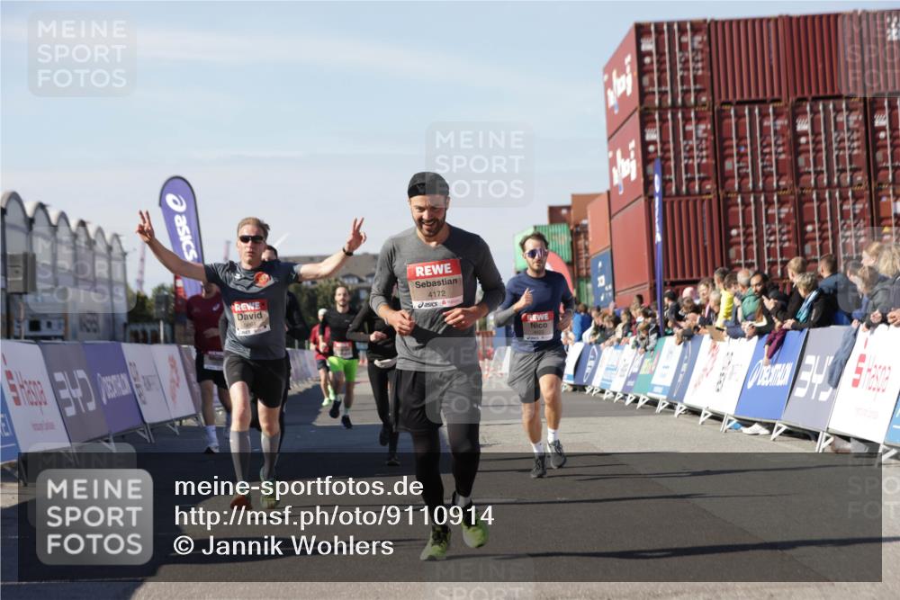 03.10.2025 - Köhlbrandbrückenlauf Jannik Wohlers http://msf.ph/oto/9110914 03.10.2025 13:00:31 Ziel 4016, 4163, 4172, 4275, 4299, 4622, 4850, 5664, 6373, 6490, 6707, 6714 meine-sportfotos.de