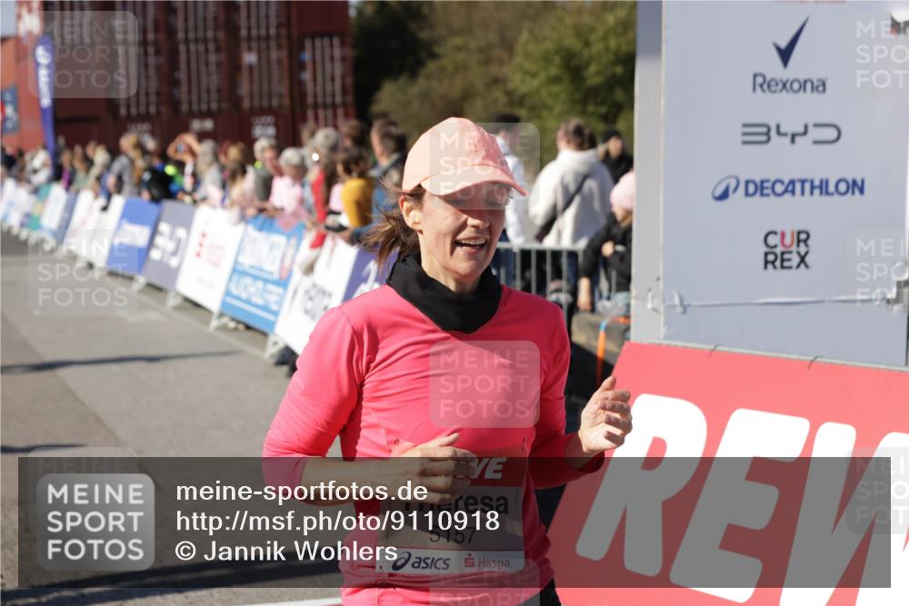 03.10.2025 - Köhlbrandbrückenlauf Jannik Wohlers http://msf.ph/oto/9110918 03.10.2025 13:30:24 Ziel 4823, 4927, 5017, 5060, 5079, 5157, 5174, 5233, 6078, 6219 meine-sportfotos.de