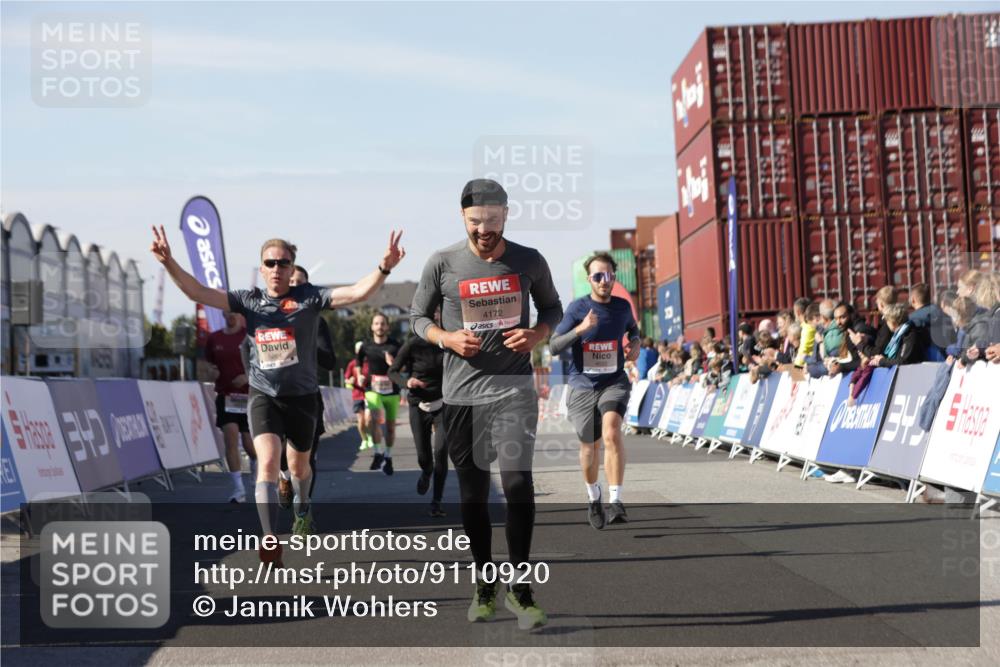 03.10.2025 - Köhlbrandbrückenlauf Jannik Wohlers http://msf.ph/oto/9110920 03.10.2025 13:00:31 Ziel 4016, 4163, 4172, 4275, 4299, 4622, 4850, 5664, 6373, 6490, 6707, 6714 meine-sportfotos.de