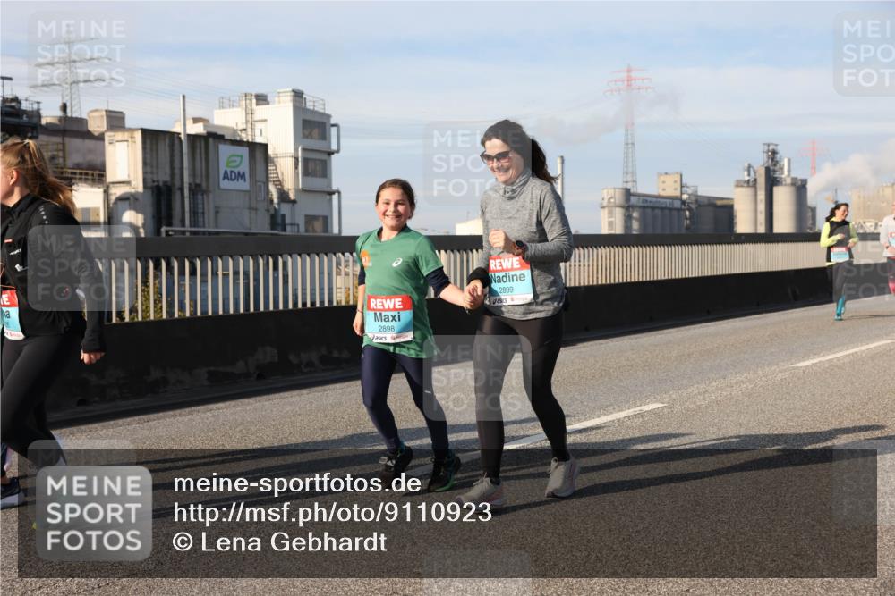 03.10.2025 - Köhlbrandbrückenlauf Lena Gebhardt http://msf.ph/oto/9110923 03.10.2025 10:15:17 Position 2 2898, 2899 meine-sportfotos.de