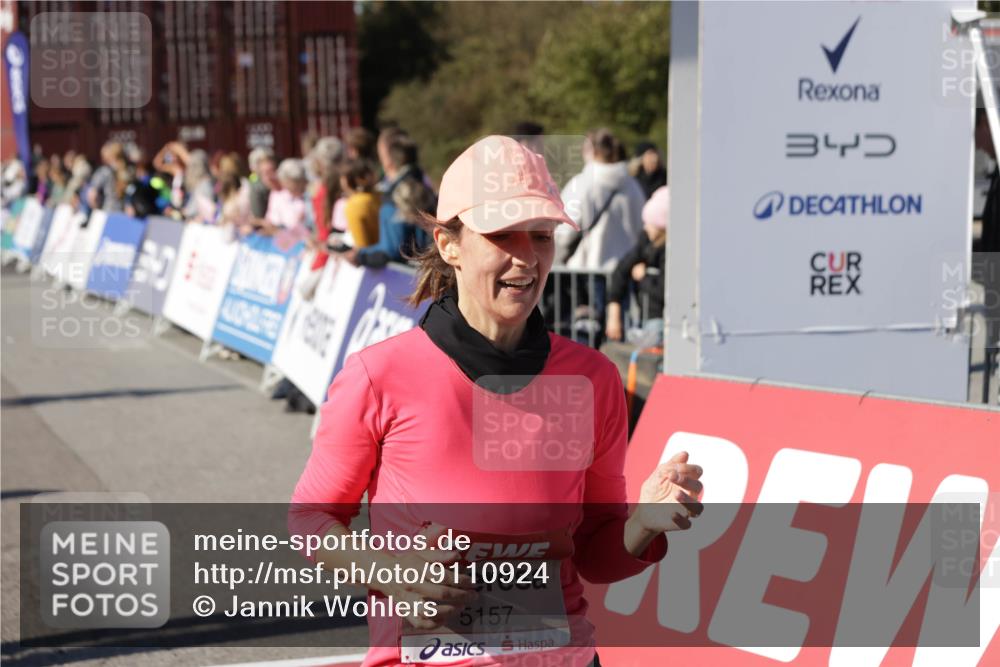 03.10.2025 - Köhlbrandbrückenlauf Jannik Wohlers http://msf.ph/oto/9110924 03.10.2025 13:30:24 Ziel 4823, 4927, 5017, 5060, 5079, 5157, 5174, 5233, 6078, 6219 meine-sportfotos.de