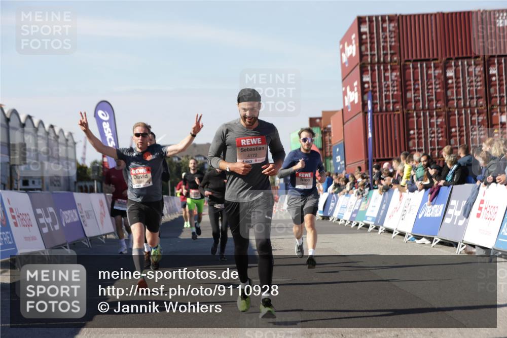 03.10.2025 - Köhlbrandbrückenlauf Jannik Wohlers http://msf.ph/oto/9110928 03.10.2025 13:00:31 Ziel 4016, 4163, 4172, 4275, 4299, 4622, 4850, 5664, 6373, 6490, 6707, 6714 meine-sportfotos.de