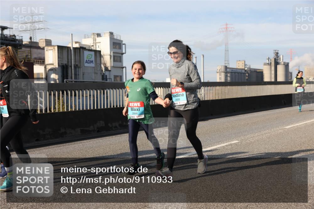 03.10.2025 - Köhlbrandbrückenlauf Lena Gebhardt http://msf.ph/oto/9110933 03.10.2025 10:15:17 Position 2 2898, 2899 meine-sportfotos.de