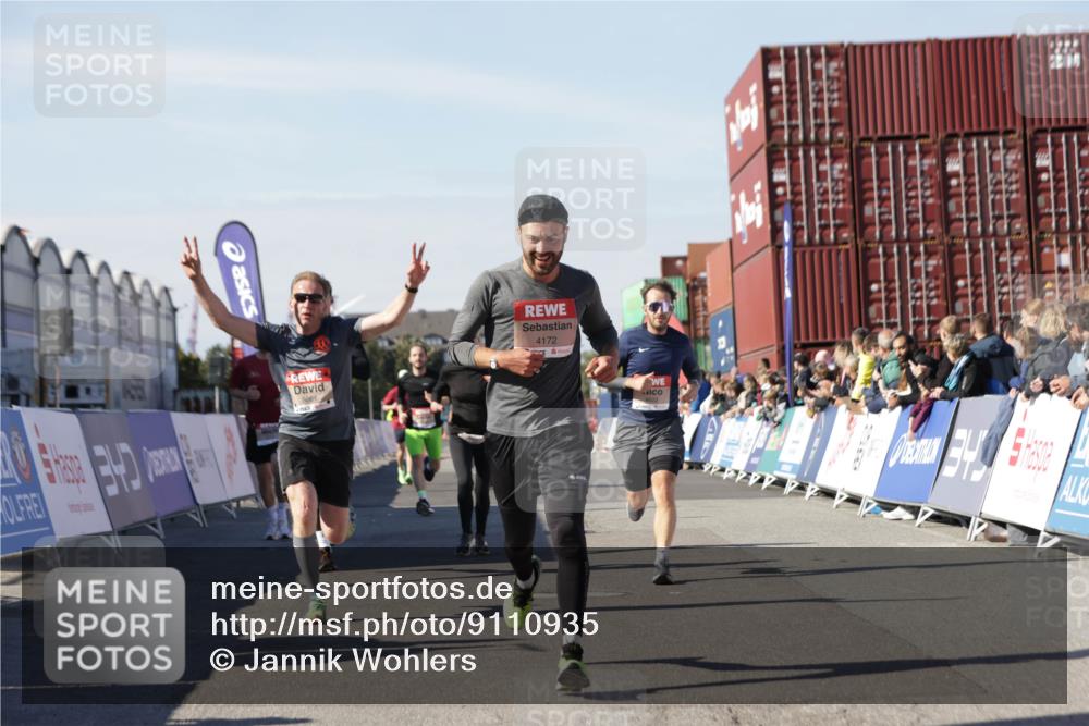 03.10.2025 - Köhlbrandbrückenlauf Jannik Wohlers http://msf.ph/oto/9110935 03.10.2025 13:00:31 Ziel 4016, 4163, 4172, 4275, 4299, 4622, 4850, 5664, 6373, 6490, 6707, 6714 meine-sportfotos.de