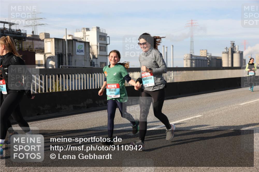 03.10.2025 - Köhlbrandbrückenlauf Lena Gebhardt http://msf.ph/oto/9110942 03.10.2025 10:15:17 Position 2 2898, 2899 meine-sportfotos.de