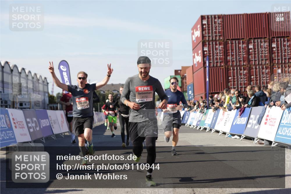 03.10.2025 - Köhlbrandbrückenlauf Jannik Wohlers http://msf.ph/oto/9110944 03.10.2025 13:00:31 Ziel 4016, 4163, 4172, 4275, 4299, 4622, 4850, 5664, 6373, 6490, 6707, 6714 meine-sportfotos.de