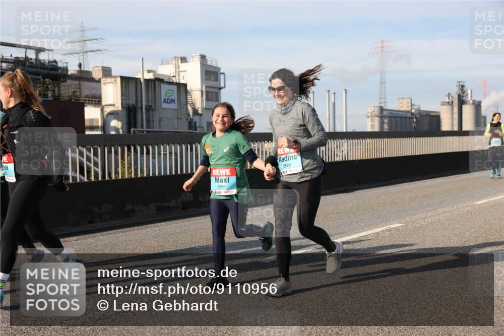 03.10.2025 - Köhlbrandbrückenlauf Lena Gebhardt http://msf.ph/oto/9110956 03.10.2025 10:15:17 Position 2 2898, 2899 meine-sportfotos.de