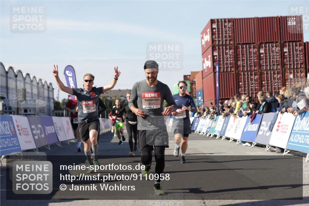 03.10.2025 - Köhlbrandbrückenlauf Jannik Wohlers http://msf.ph/oto/9110958 03.10.2025 13:00:31 Ziel 4016, 4163, 4172, 4275, 4299, 4622, 4850, 5664, 6373, 6490, 6707, 6714 meine-sportfotos.de