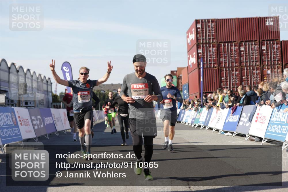 03.10.2025 - Köhlbrandbrückenlauf Jannik Wohlers http://msf.ph/oto/9110965 03.10.2025 13:00:31 Ziel 4016, 4163, 4172, 4275, 4299, 4622, 4850, 5664, 6373, 6490, 6707, 6714 meine-sportfotos.de