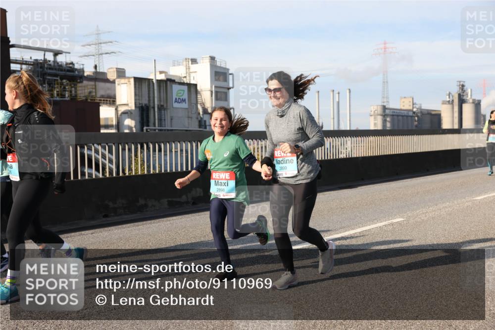 03.10.2025 - Köhlbrandbrückenlauf Lena Gebhardt http://msf.ph/oto/9110969 03.10.2025 10:15:17 Position 2 2898, 2899 meine-sportfotos.de