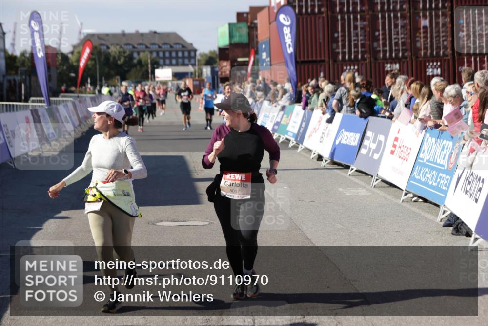 03.10.2025 - Köhlbrandbrückenlauf Jannik Wohlers http://msf.ph/oto/9110970 03.10.2025 13:30:26 Ziel 4823, 4927, 5017, 5060, 5157, 5174, 5233, 5346, 6078, 6219 meine-sportfotos.de